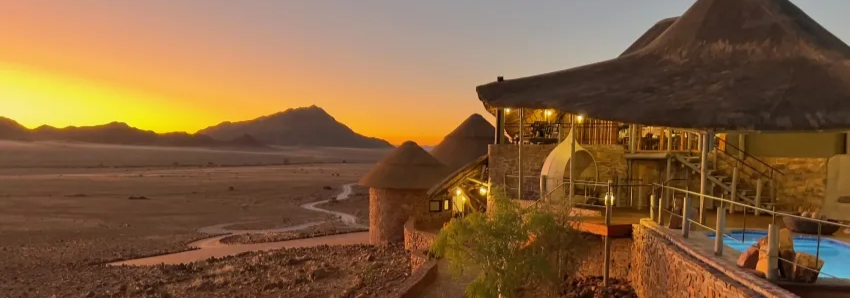 Sonnenuntergang in der Namib Outpost Lodge 