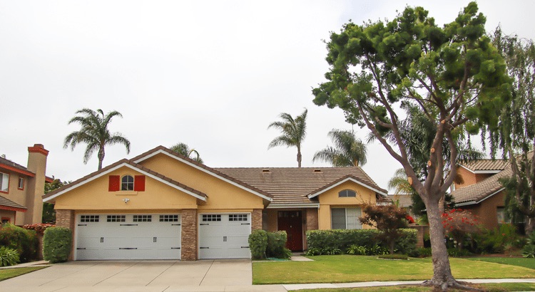 Florida single family home with fresh landscaping and a for sale sign illustrating accurate pricing strategy for sellers