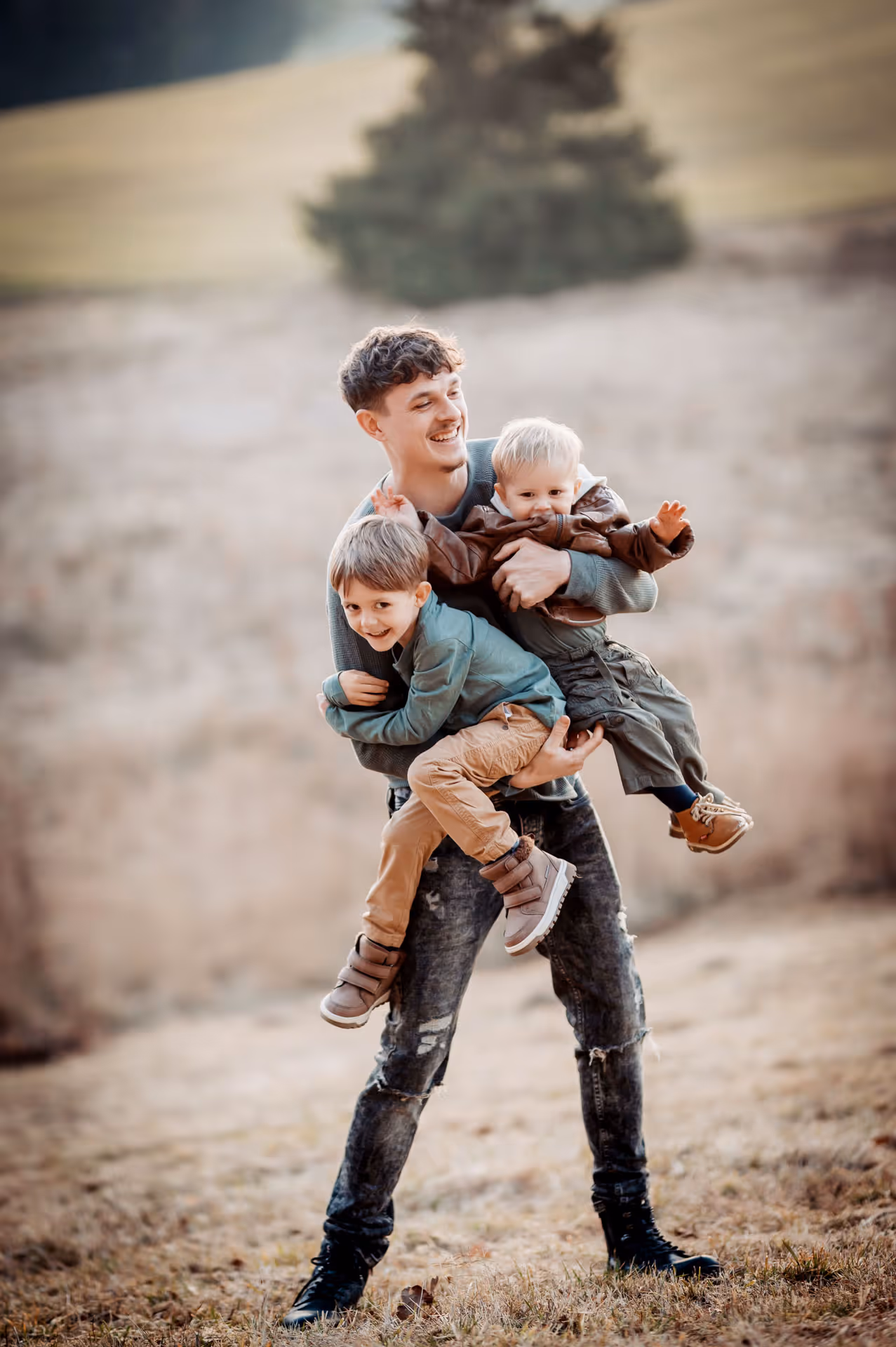 Vater spielt mit seinen Söhnen - emotionale Familienfotografie nahe München