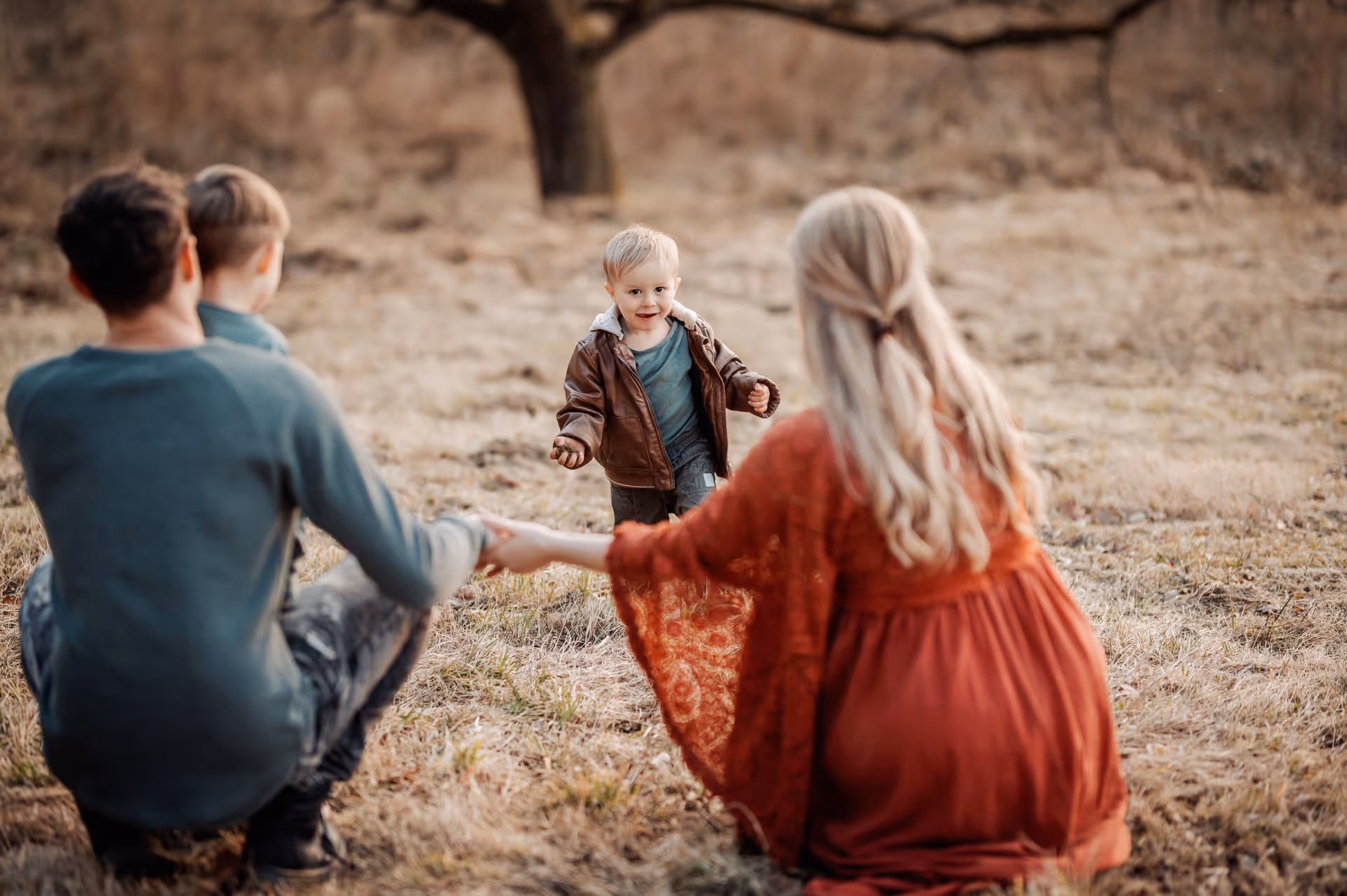Familie spielt zusammen - Natalia Günsche Familienfotografie