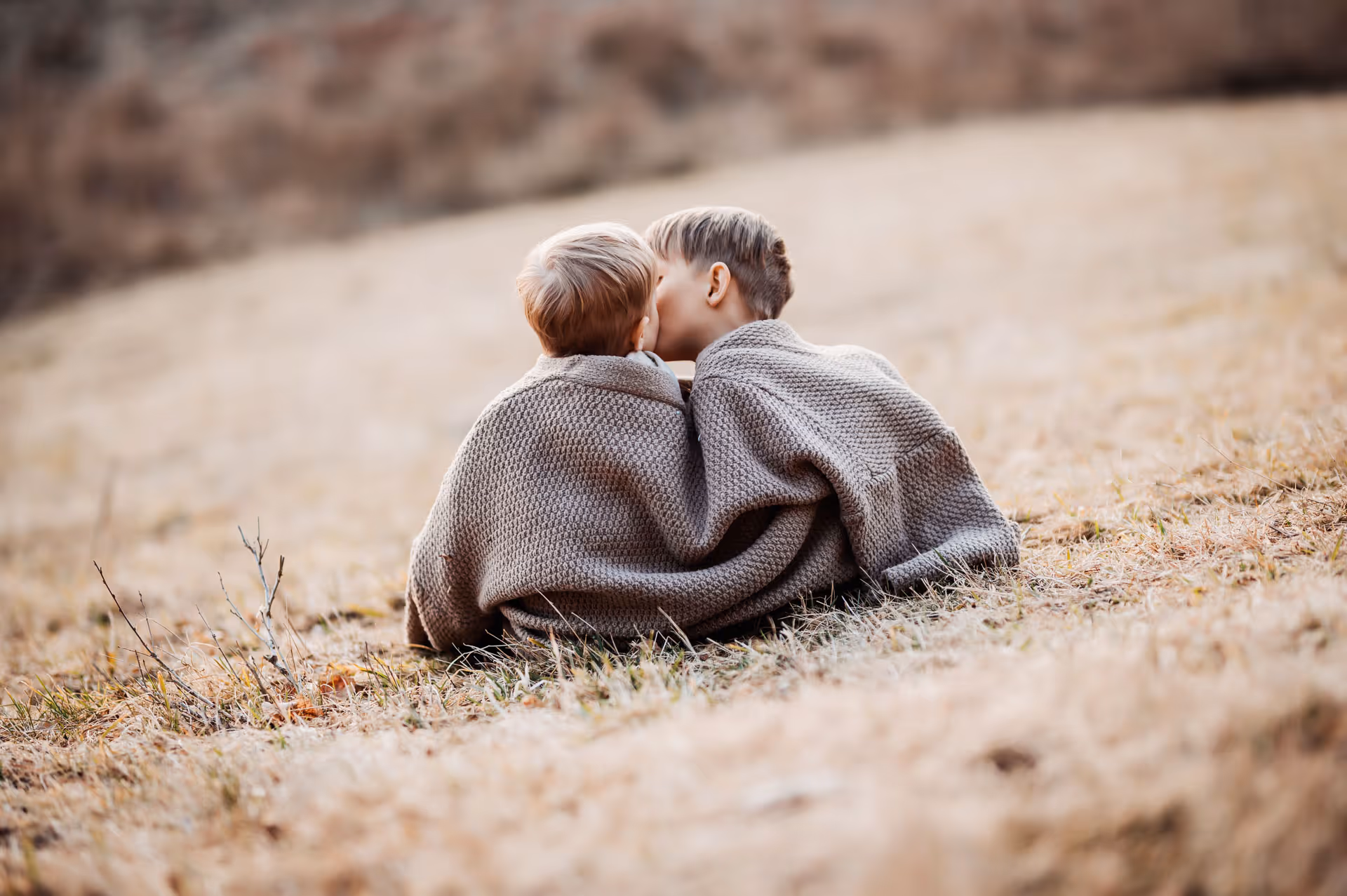 Söhne kuscheln zusammen - Familienfotografie von Natalia Günsche