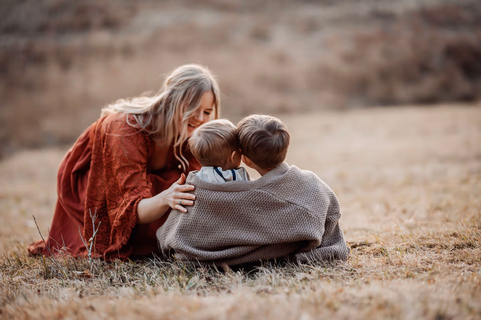 Mutter redet mit ihren Söhnen draußen - Familienfotografie Natalia Günsche