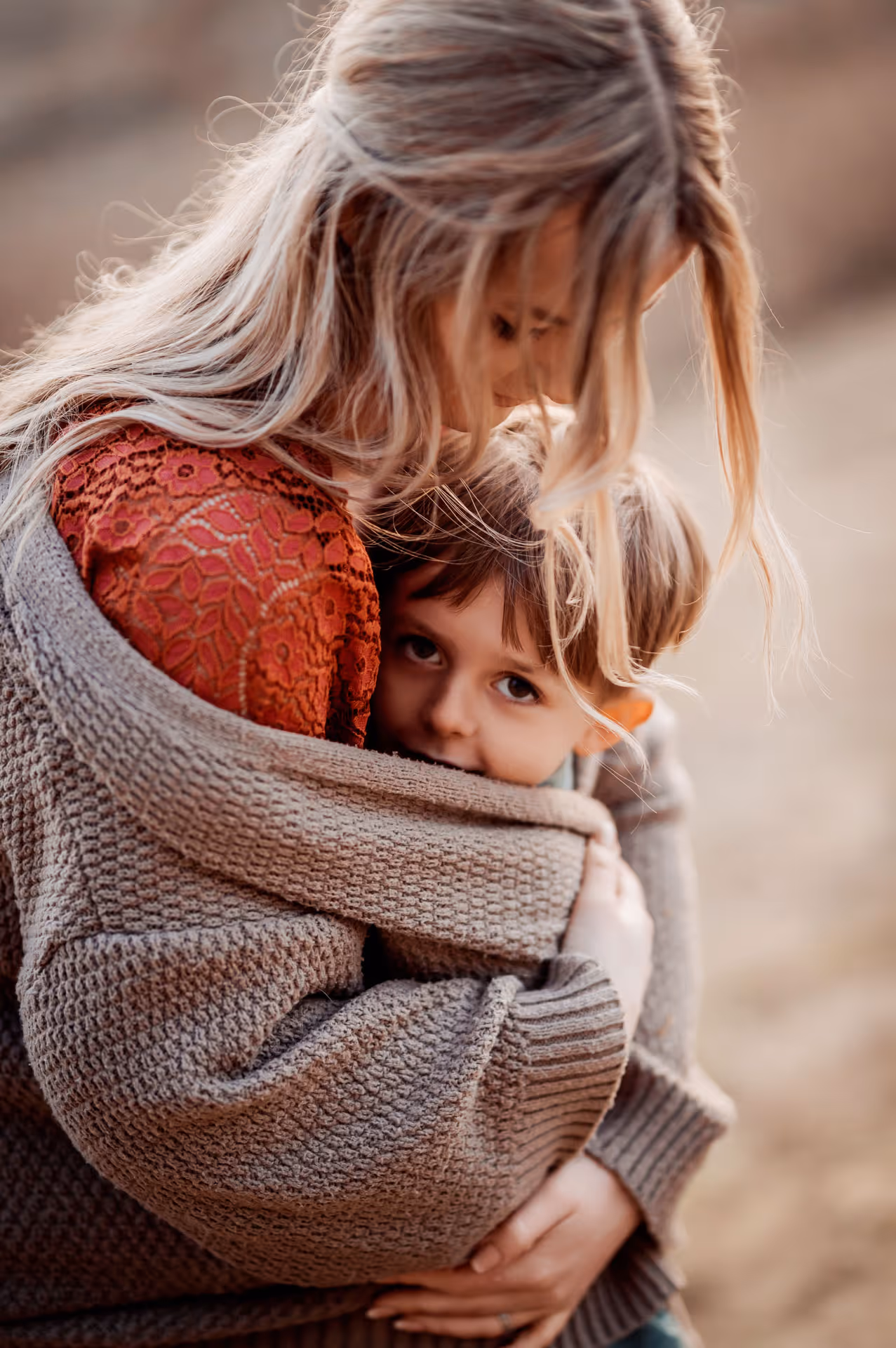 Mutter umarmt ihren Sohn - Familienfotografie in der Nähe von München