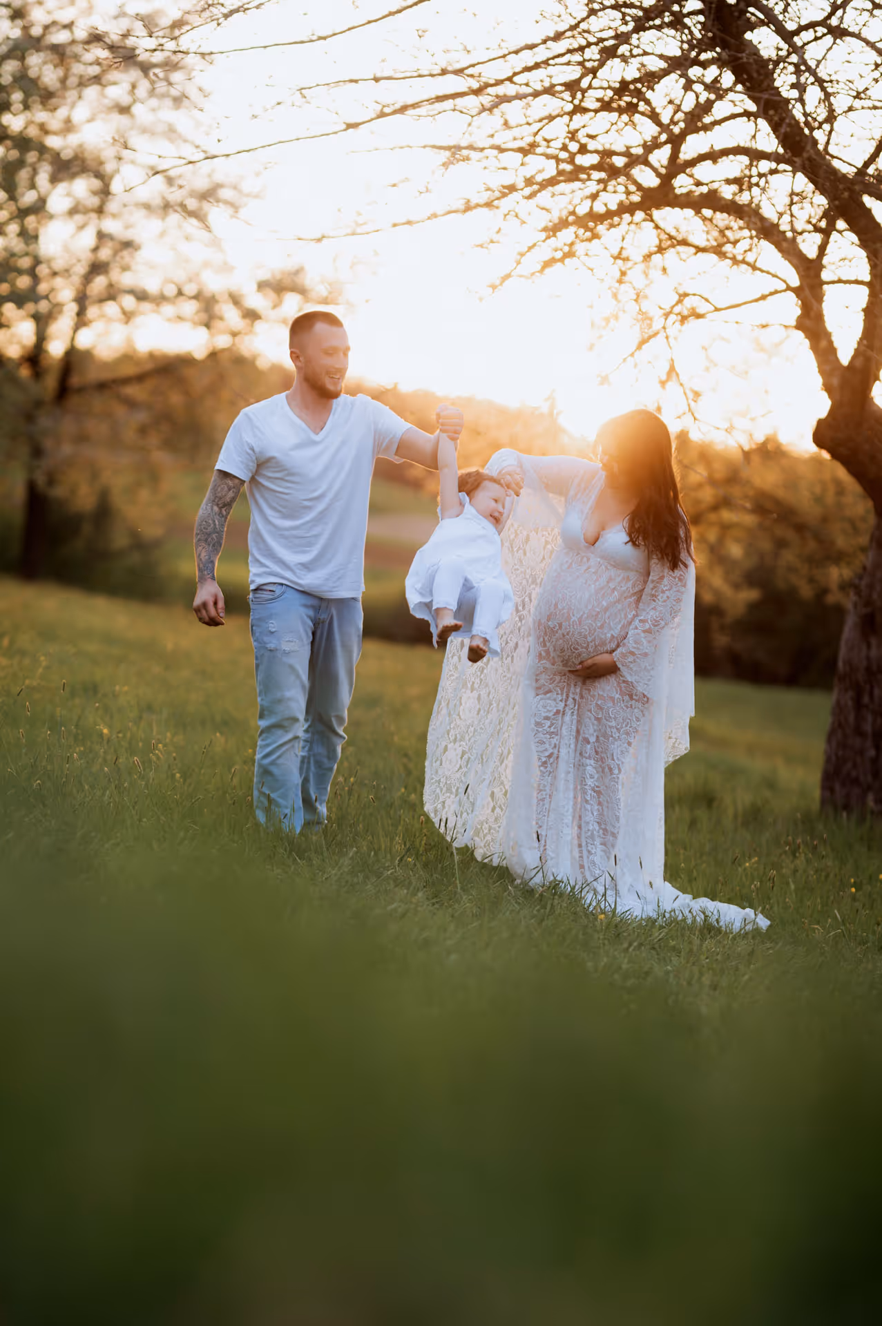 Familienfotografie bei Sonnenuntergang draußen in Augsburg - Natalia Günsche