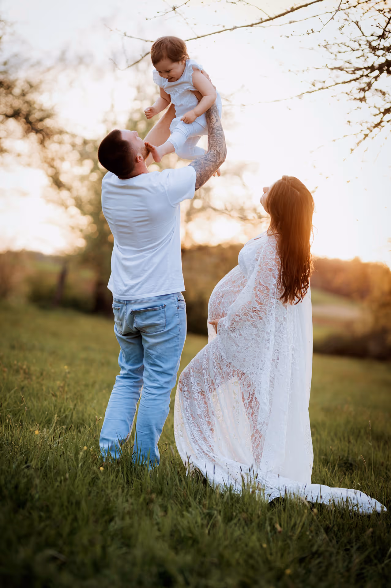 Edle Familienfotografie bei Sonnenuntergang von Natalia Günsche