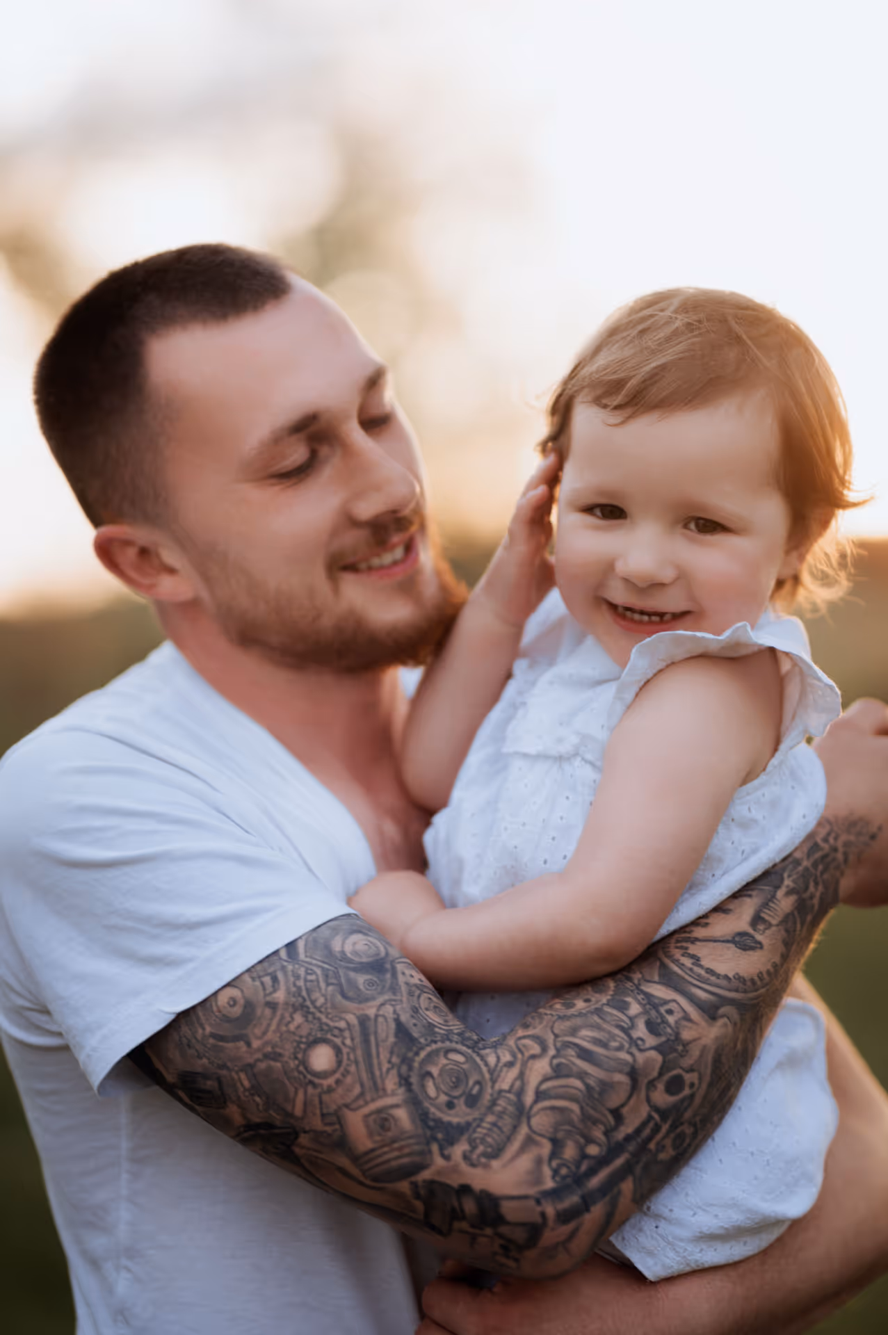 Vater hält sein Kind auf dem Arm - Familienfotografie Natalia Günsche