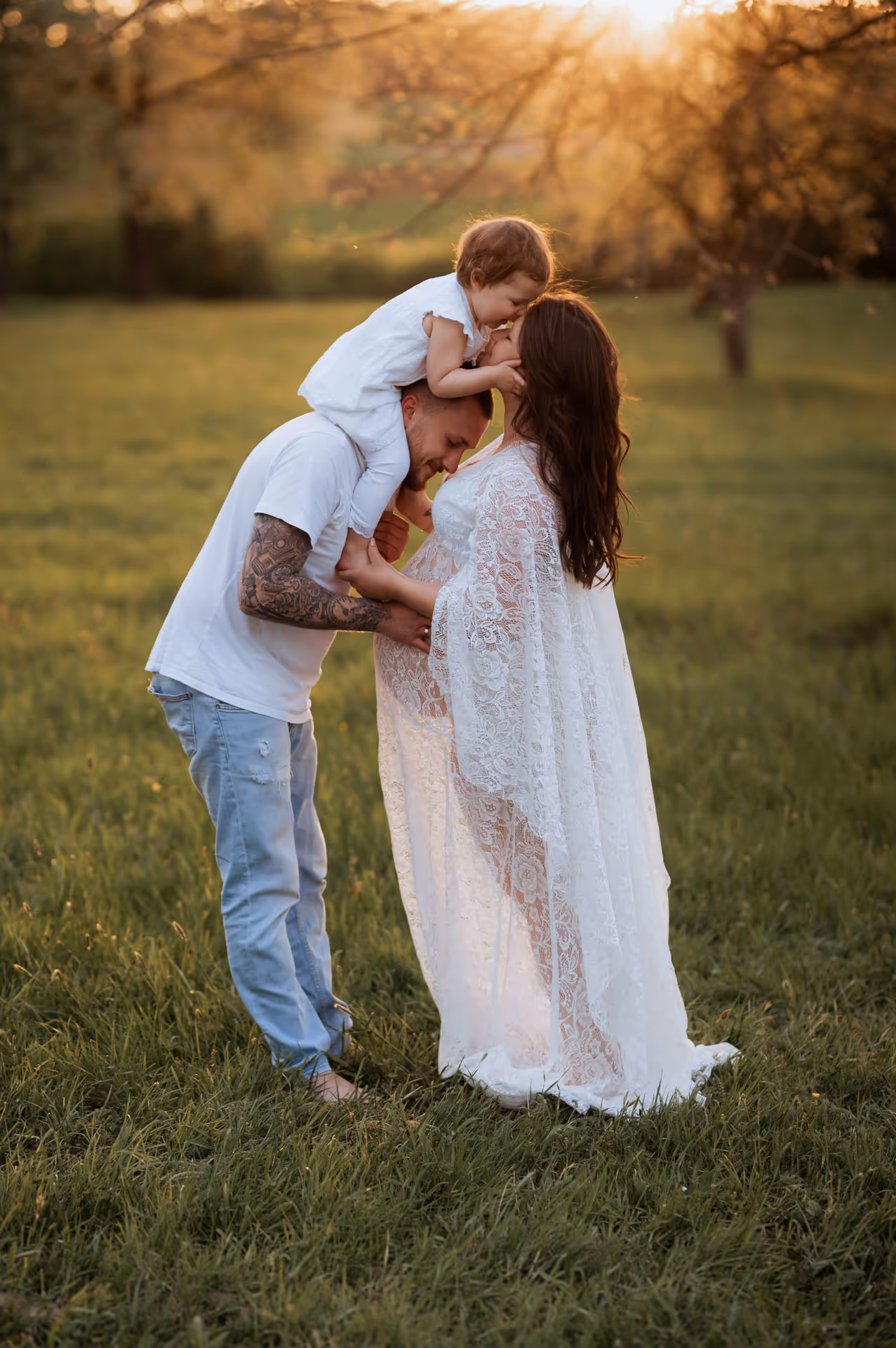 Familienfotografie in Aichach draußen bei Sonnenuntergang - Natalia Günsche