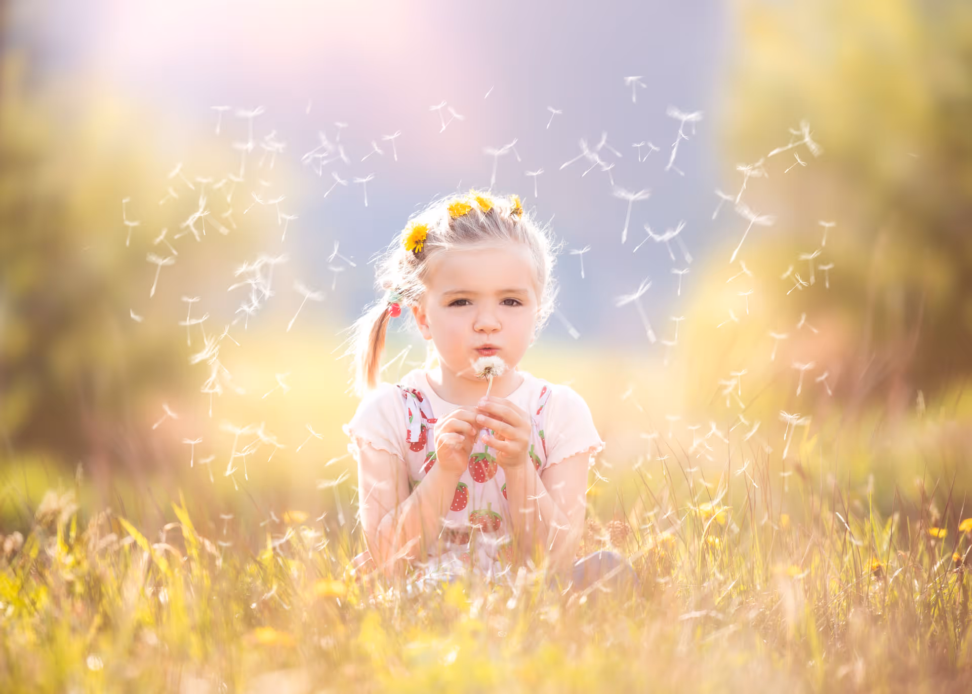 Mädchen beim Spielen mit einer Pusteblume fotografiert - Kinderfotografie Natalia Günsche