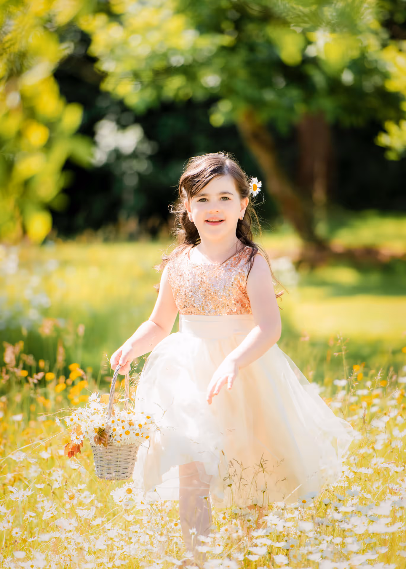 Edle Kinderfotografie von einem Mädchen auf einer Wiese in Augsburg