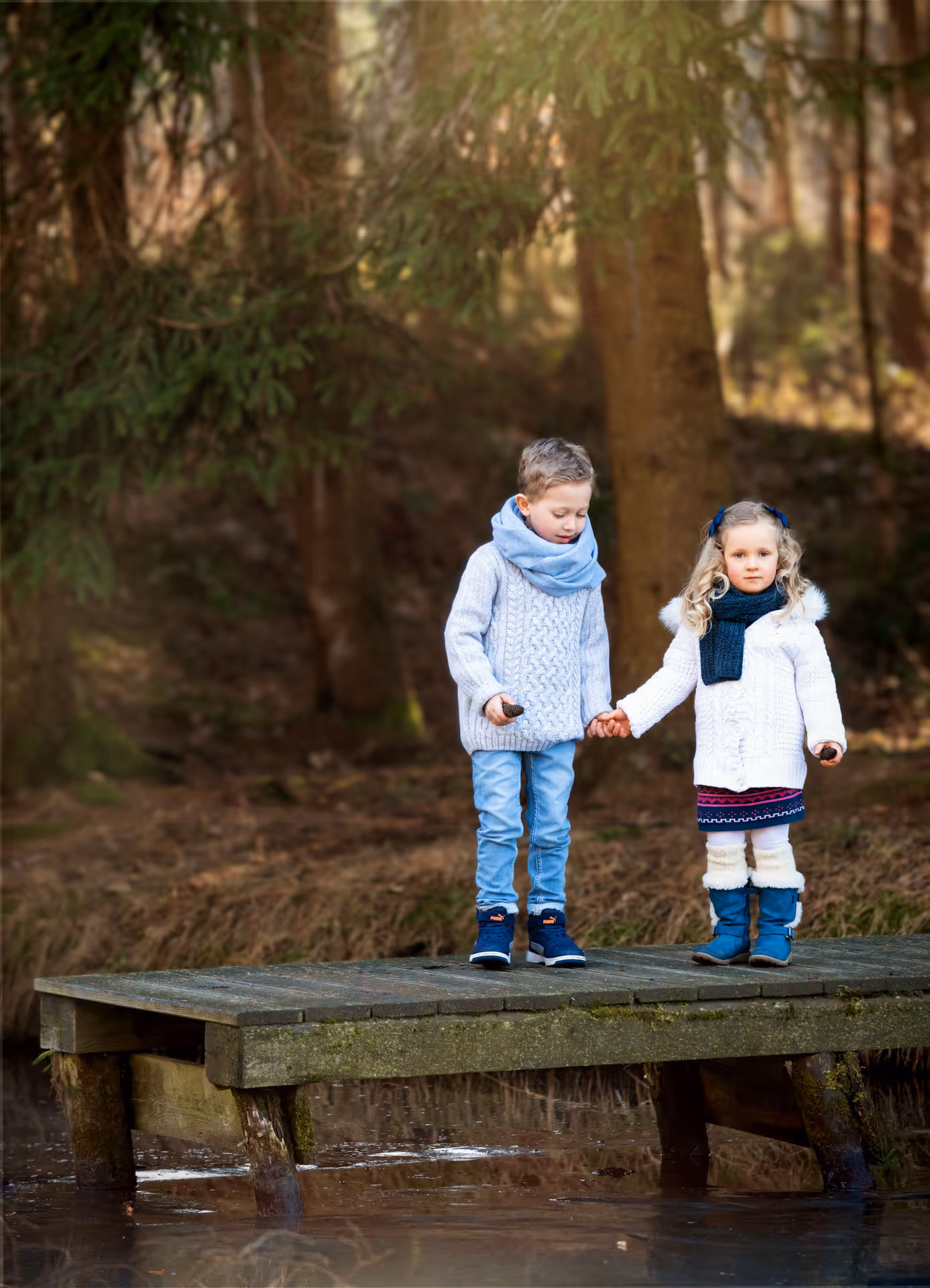 Natürliche Aufnahme von zwei Geschwistern zusammen im Wald - Kinderfotografie Natalia Günsche
