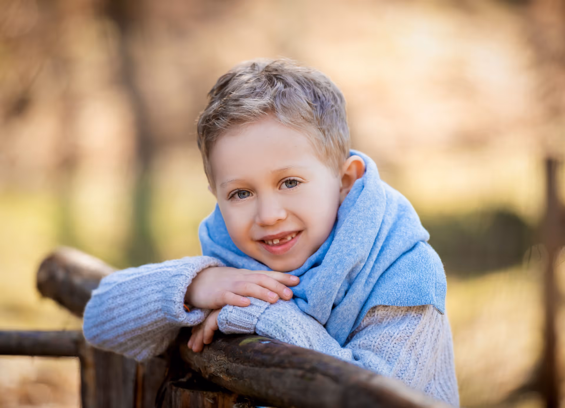 Lächelnder Junge beim Kindershooting im Wald - Augsburg