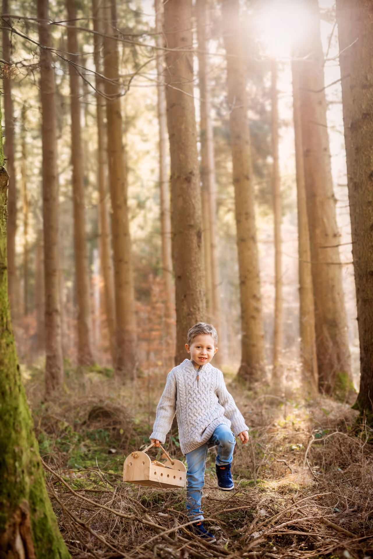 Episches Kinderfoto mit Lichteinfall von hinten durch den Wald von Natalia Günsche in Augsburg