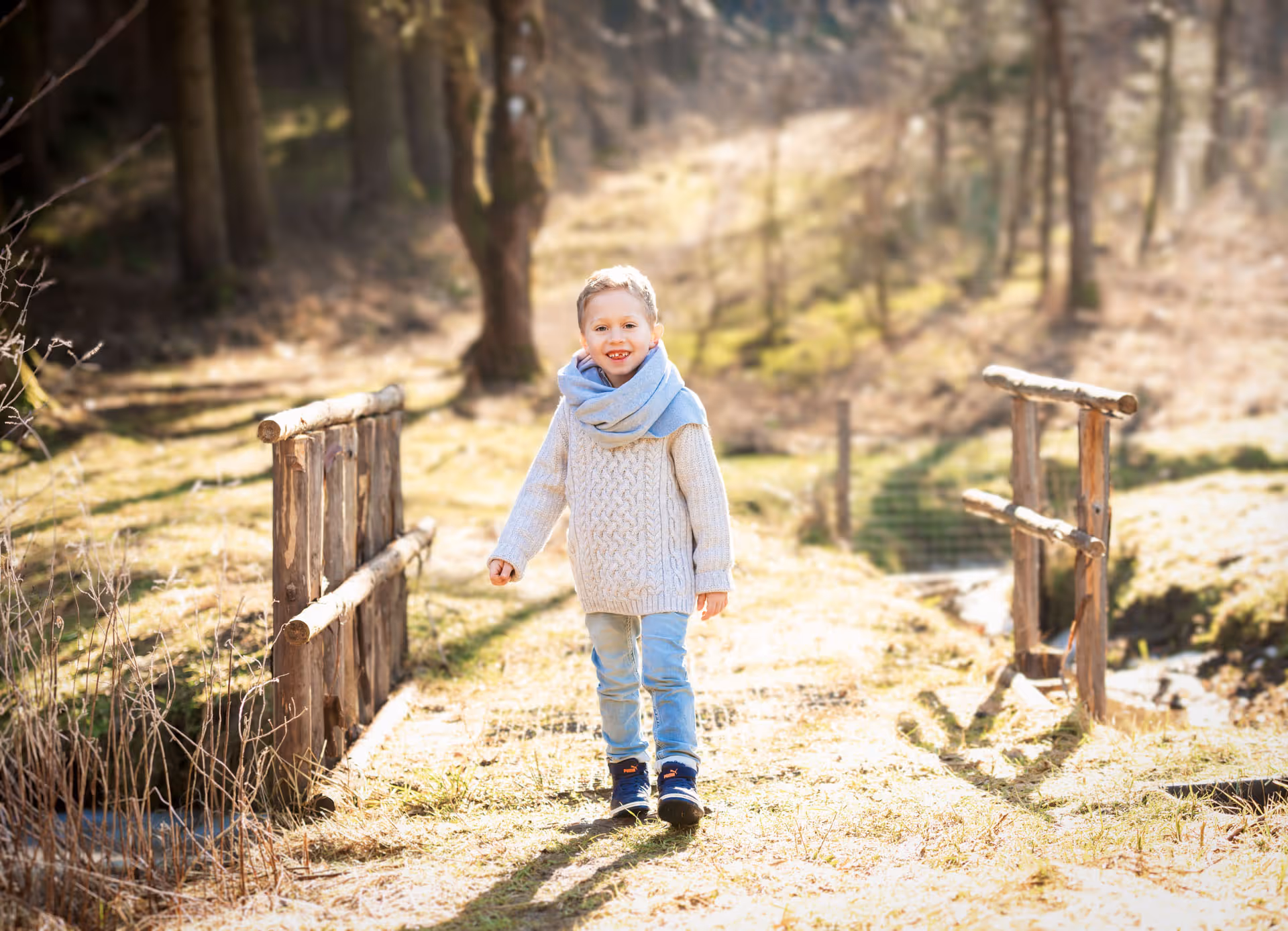 Helles Kinderfoto von Natalia Günsche im Wald