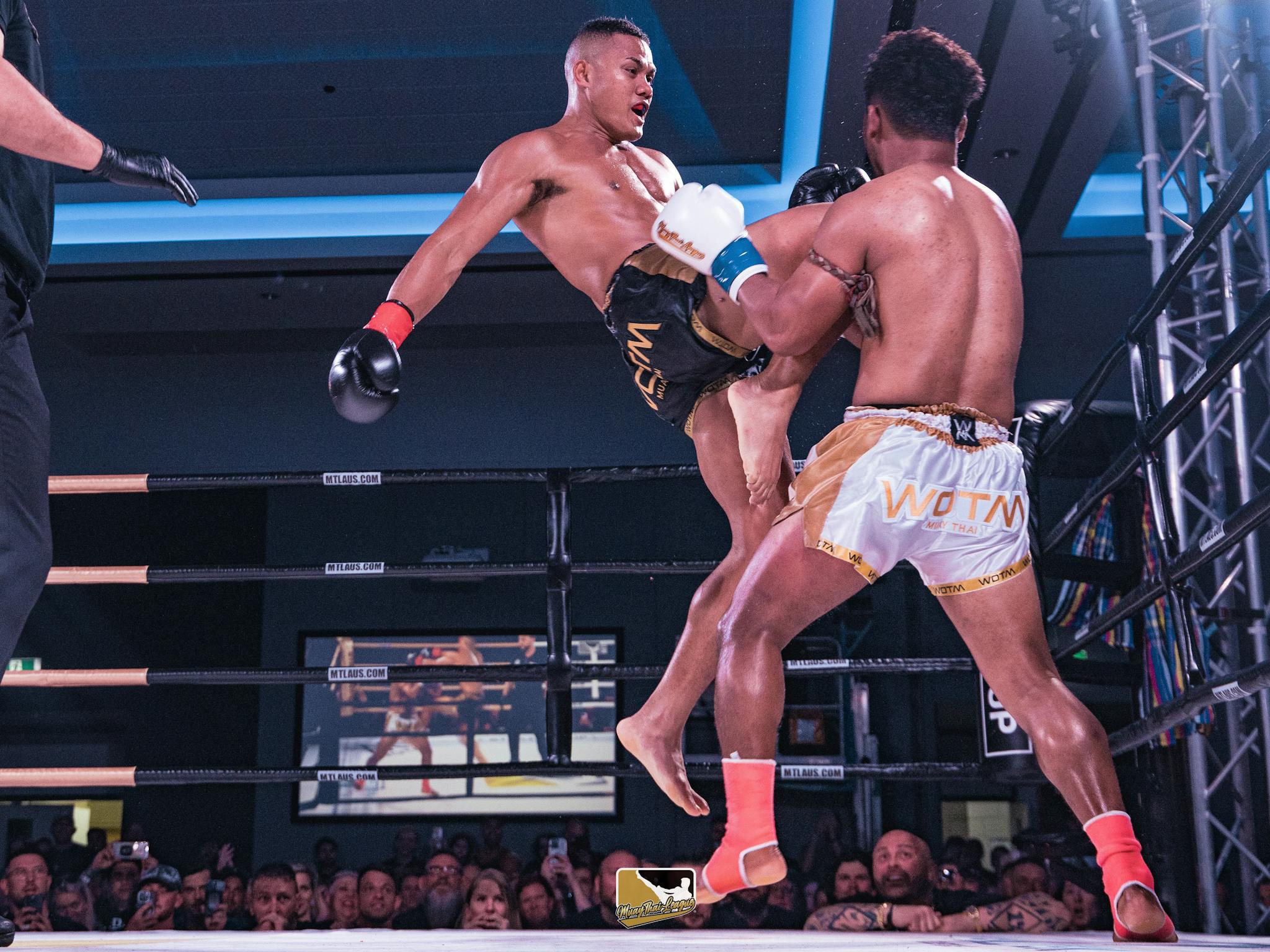 Albert Tu'ua lands a crazy flying knee against Rodlek