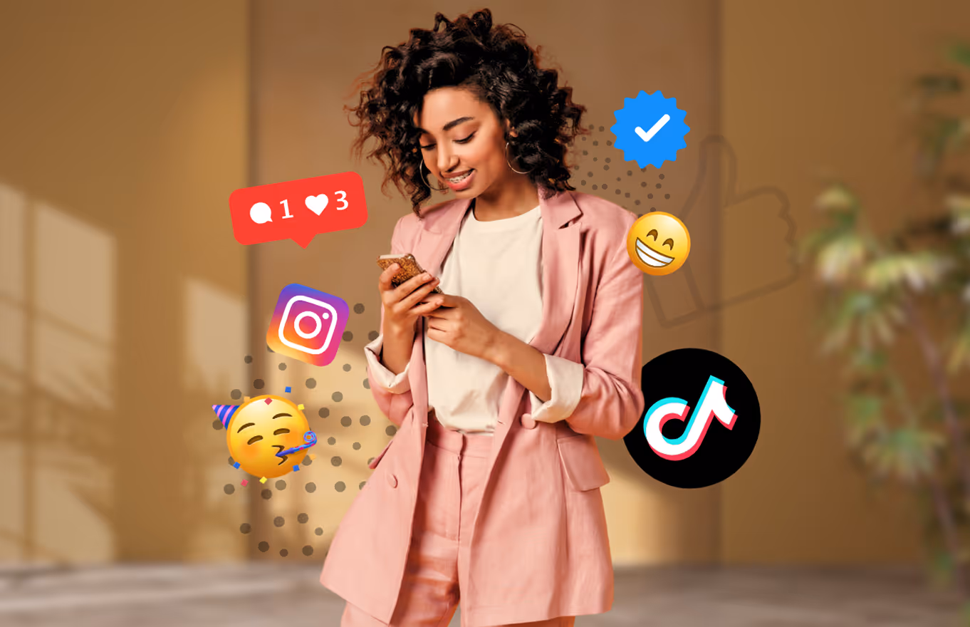 Eine Frau in einem pinkfarbenen Anzug lächelt in ihr Handy, umgeben von Social-Media-Symbolen.