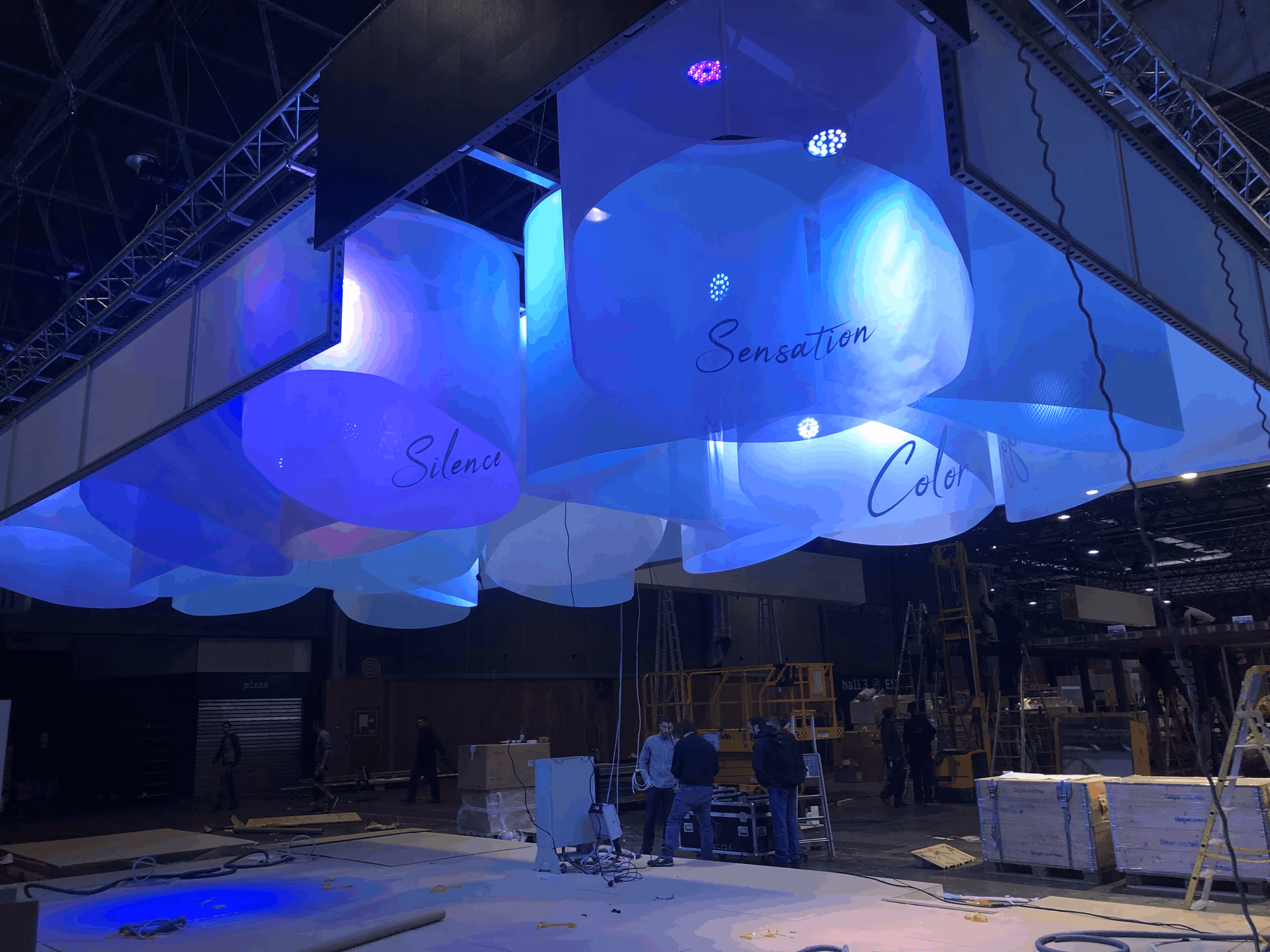 Un stand en cours de construction sur un événement