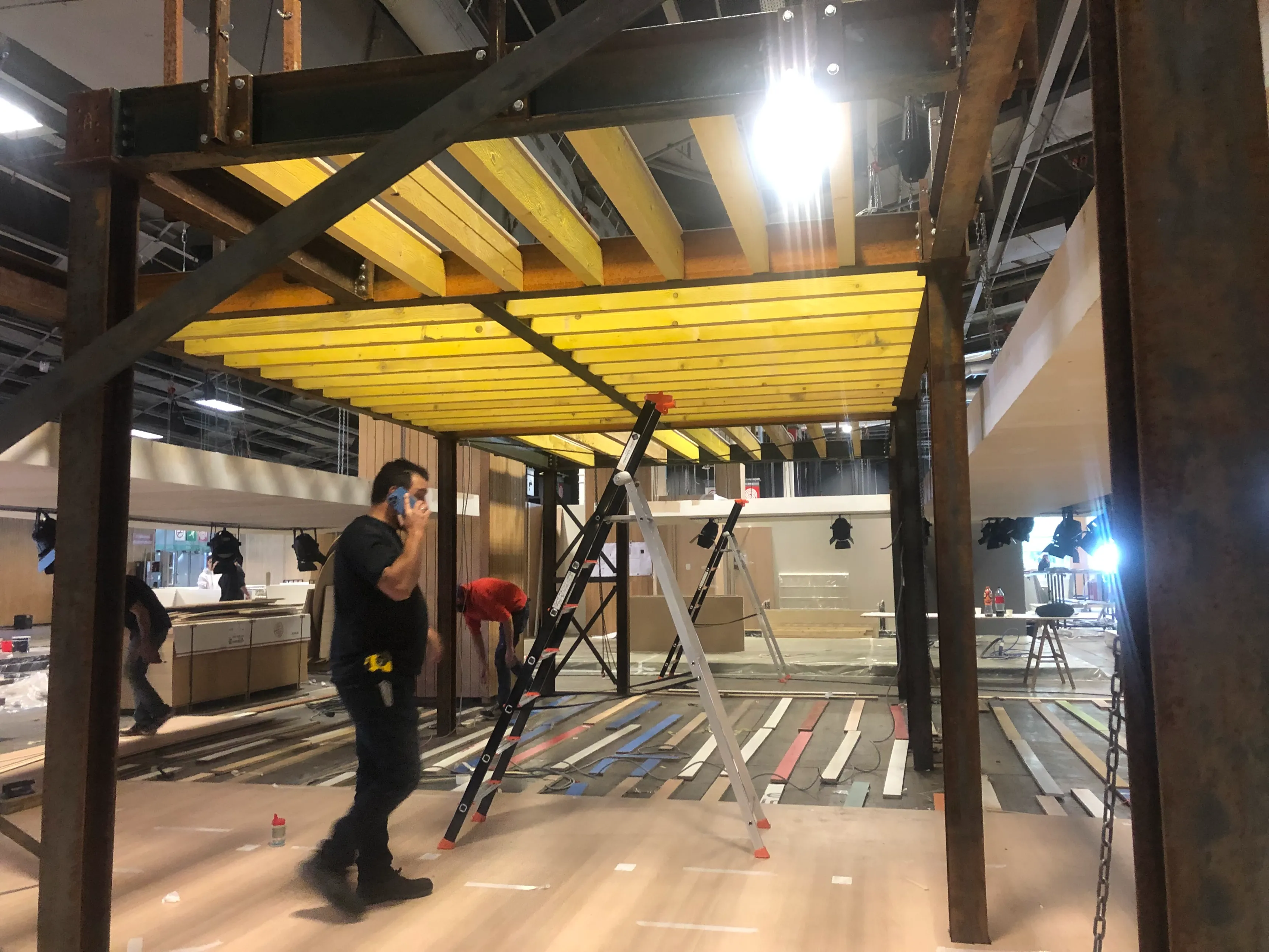Un stand en cours de construction sur un événement