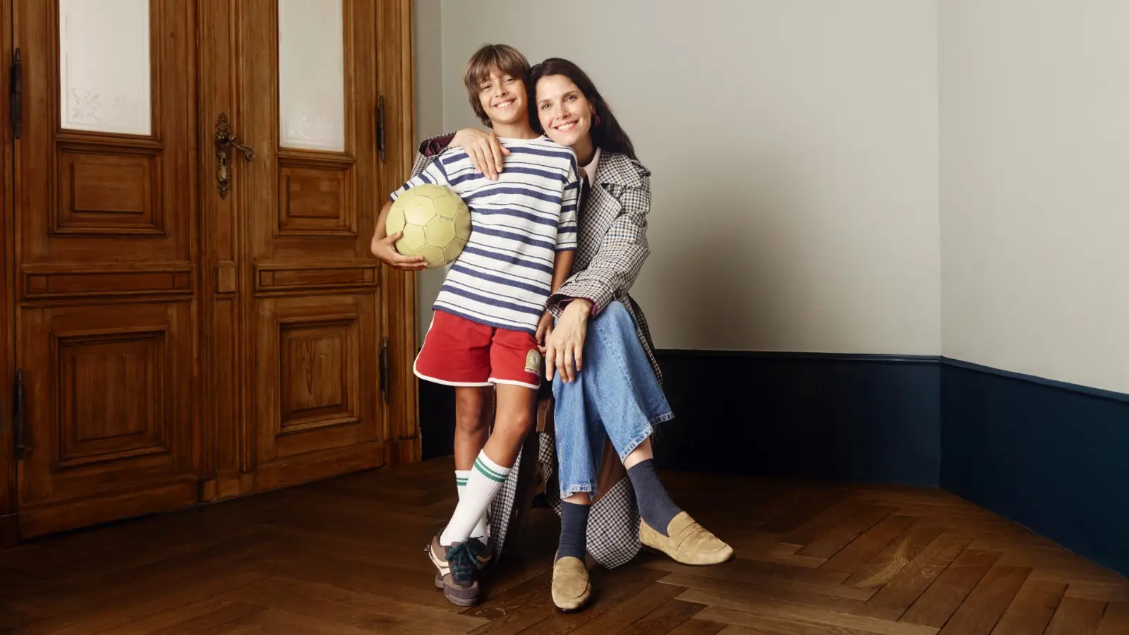Une mère avec son fils - Trade Republic - Compte pour enfant