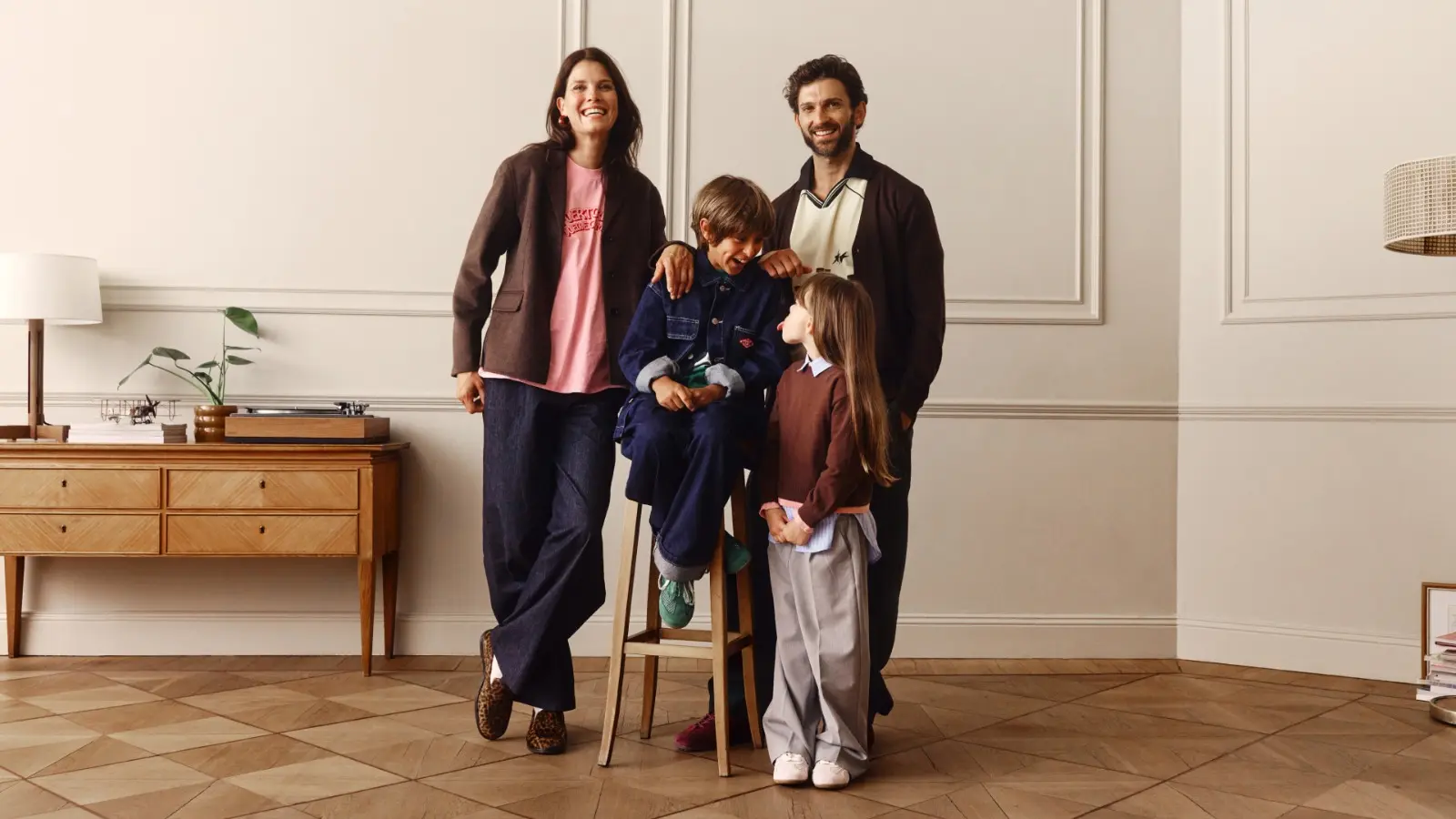 Famille de deux parents et leurs deux enfants - Trade Republic - Compte pour enfant