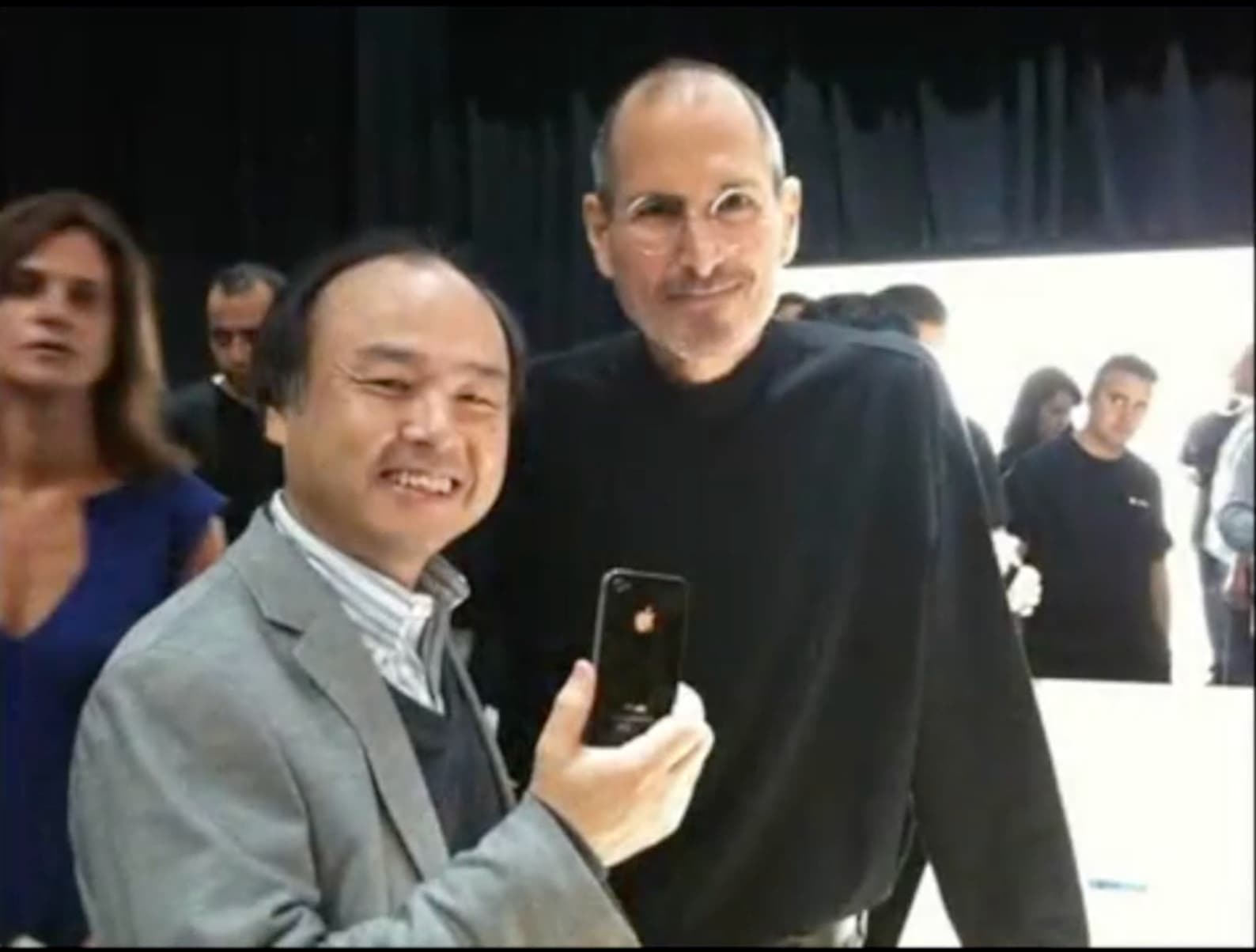 Masayoshi Son et Steve Jobs avec l'iPhone