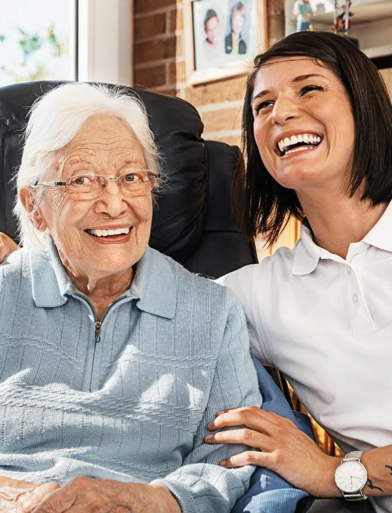 Seniorin mit Betreuungskraft – liebevolle 24-Stunden-Pflege zu Hause