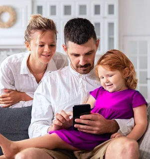 Seniorin mit Betreuungskraft – 24-Stunden-Pflege zu Hause