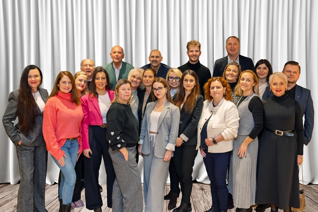 Das Team von Senihelp24: Pflegeprofis, HR-Spezialistinnen und Service-Expertinnen für die 24-Stunden-Betreuung zu Hause
