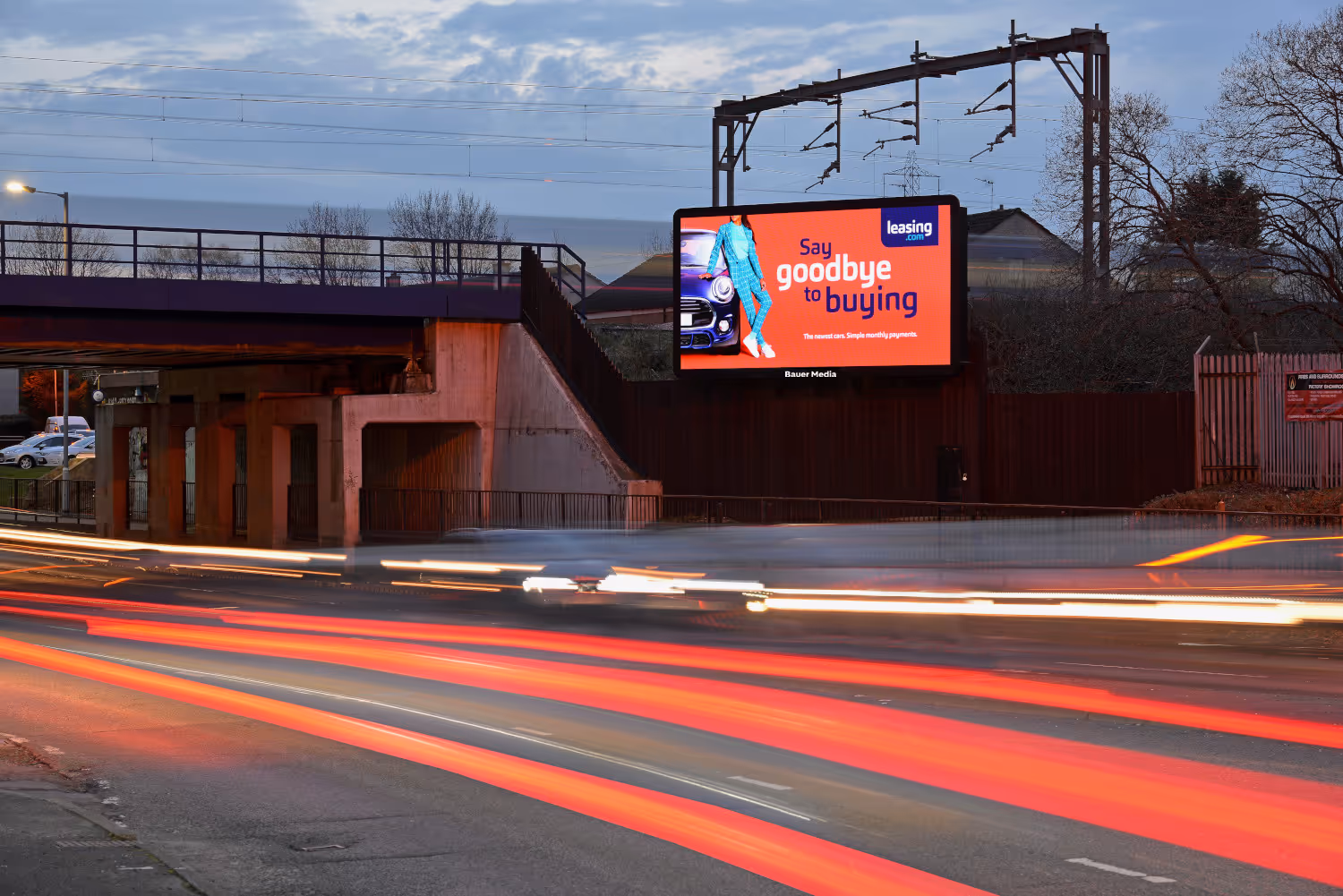 Leasings "Say goodbye to buying" Billboard Live ad at night with cars driving past