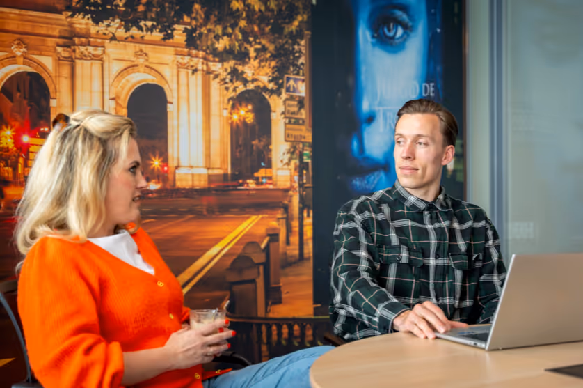 twee medewerkers in gesprek met elkaar.