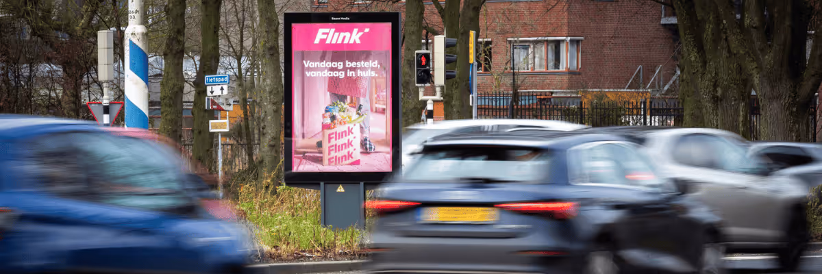 Vrijstaand reclameobject langs drukke weg.