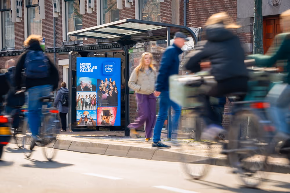 Adshel in Leiden met voorbijgangers.