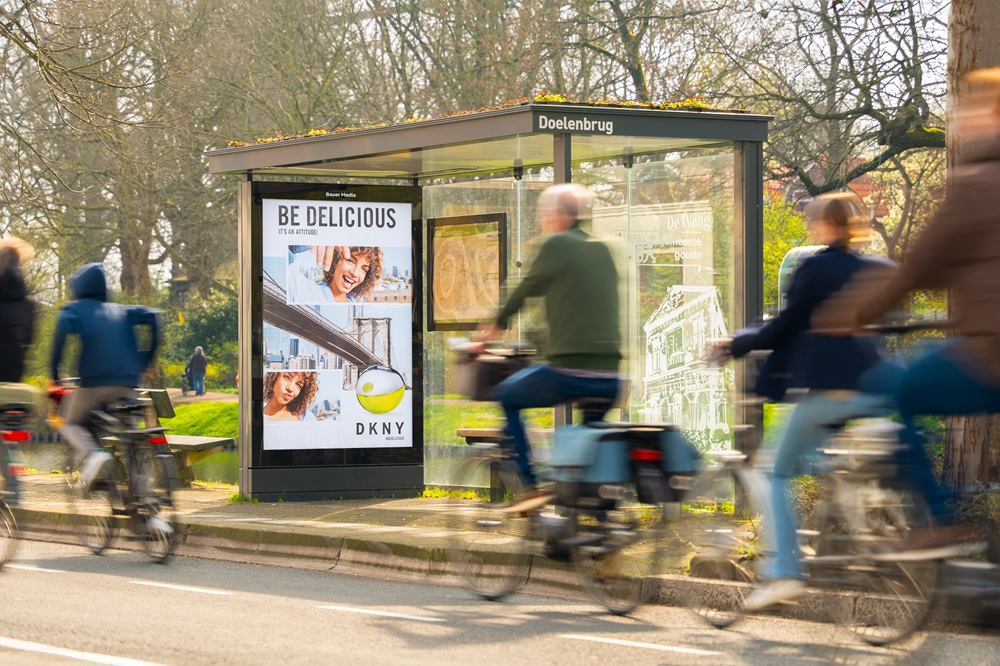 Adshel in Gouda met voorbijgangers.