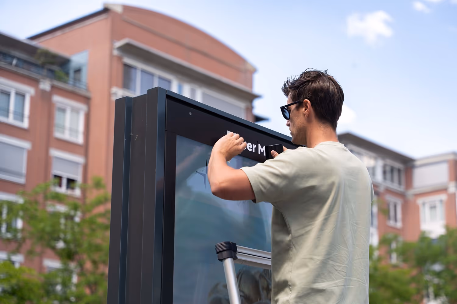 Man plak logo op digitaal object.