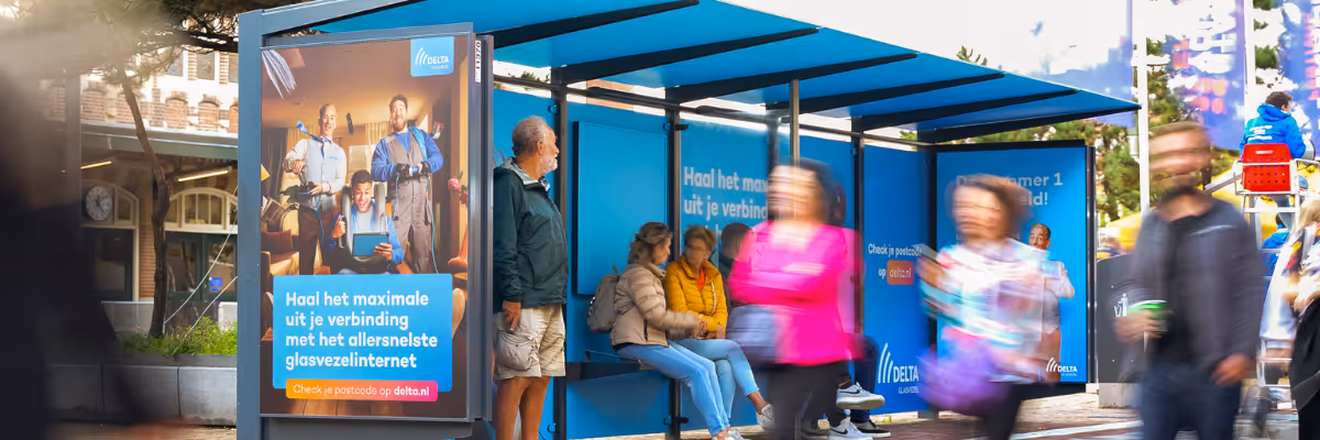Bushalte Zandvoort gewrapt met voorbijgangers.