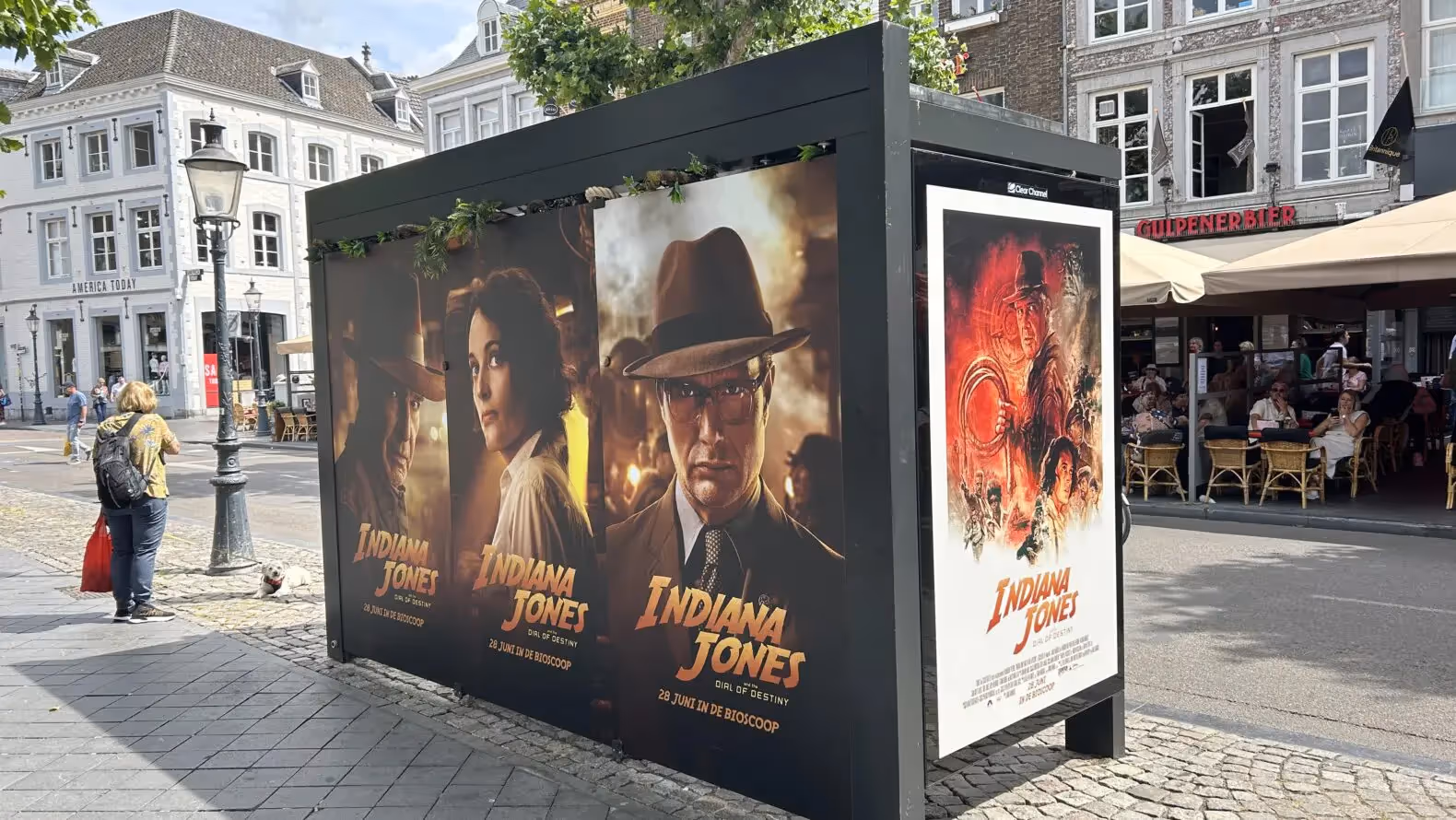 Bushalte in Indiana Jones sferen gewrapt op plein