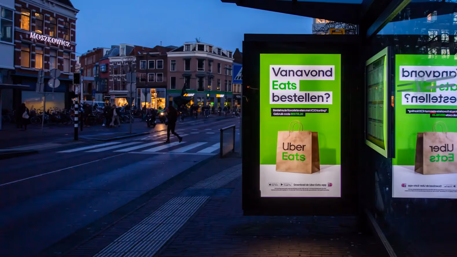 Bushalte met reclameobject in de avond