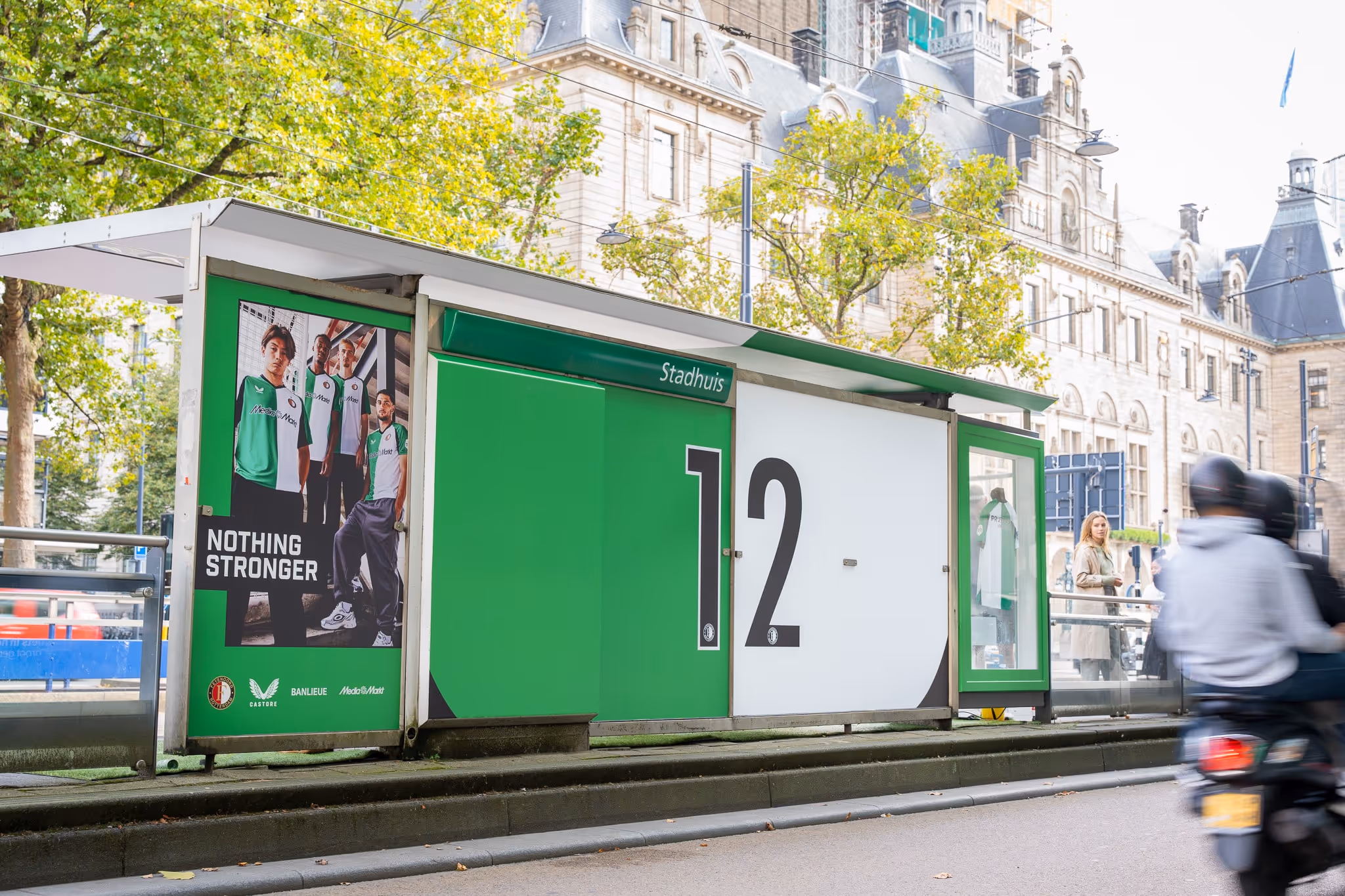 Bushalte Stadhuis Rotterdam in Feyenoord kleuren groen wit gewrapt