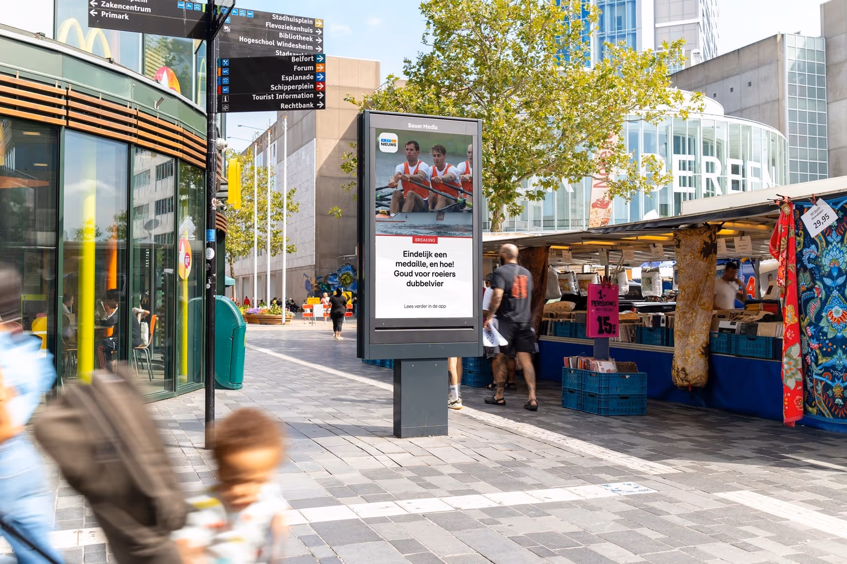 Digitaal scherm naast marktkraam