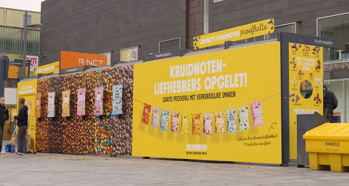 Bushalte met kruidnoten reclame van Jumbo op plein