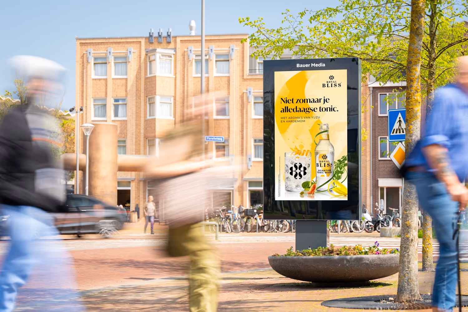 Digitaal scherm met tonic reclame en voorbijgangers
