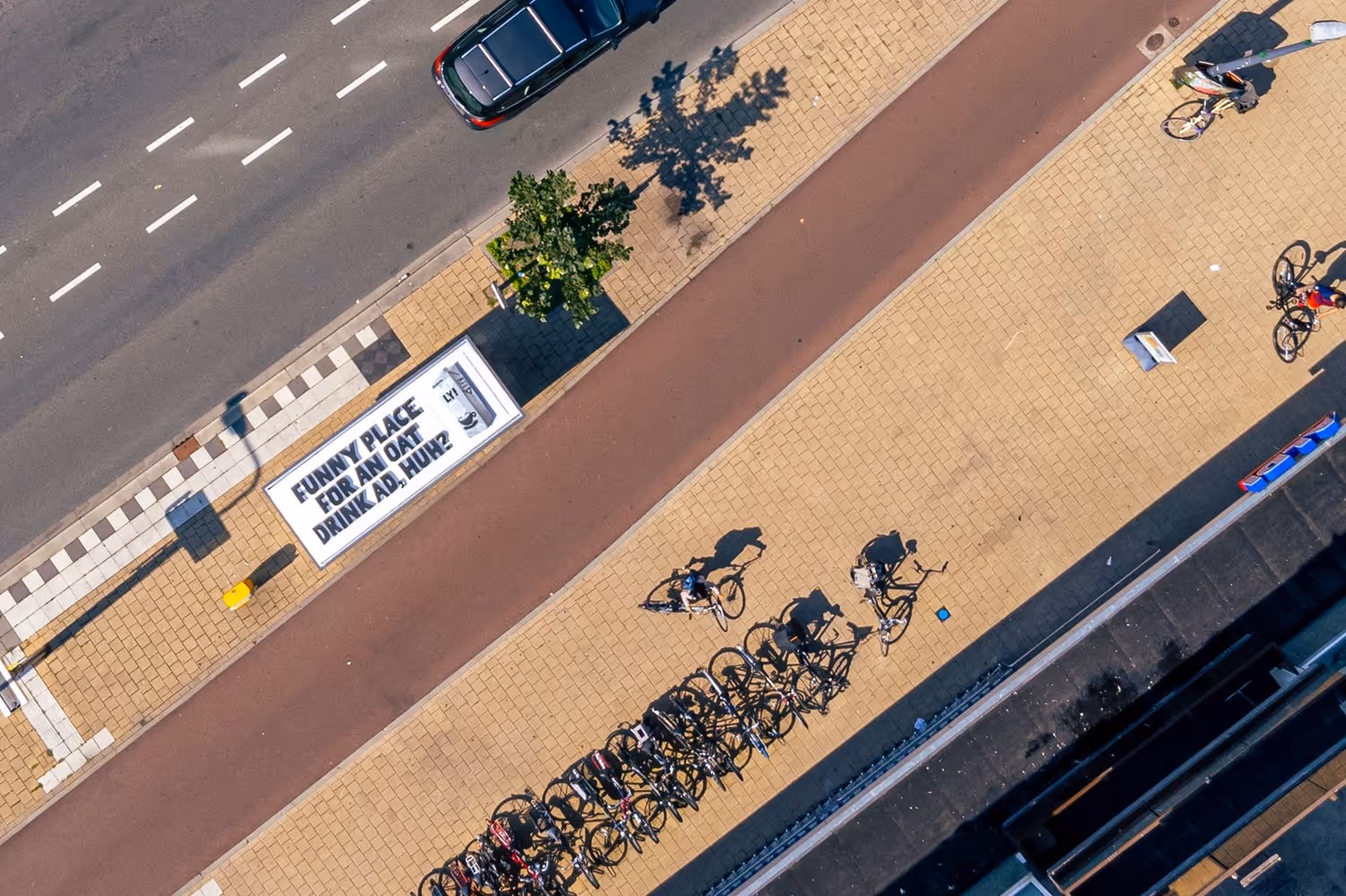 Oatly reclame bovenop bushokje