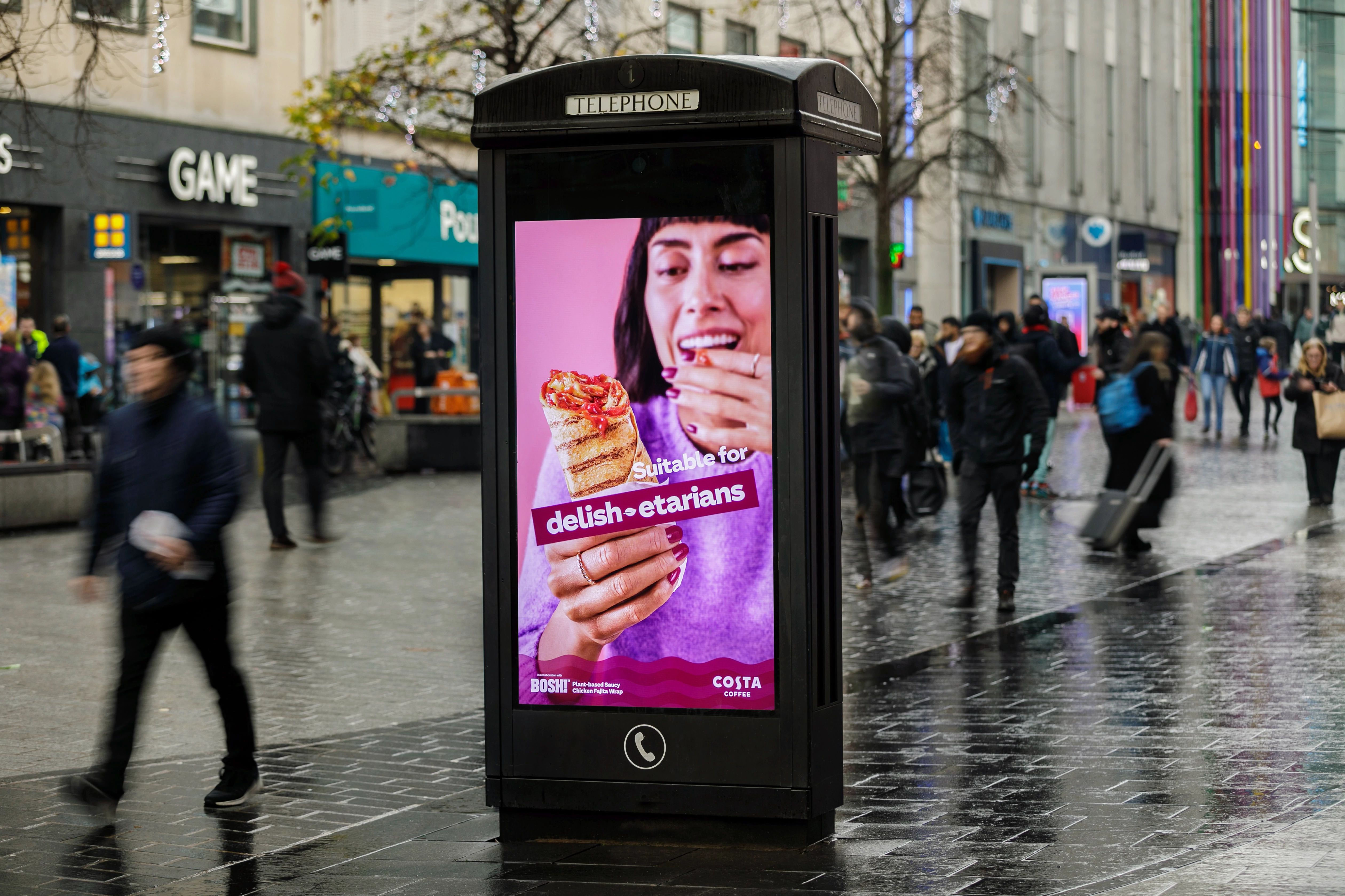 Costa advertising on an Adshel Live panel on a rainy day