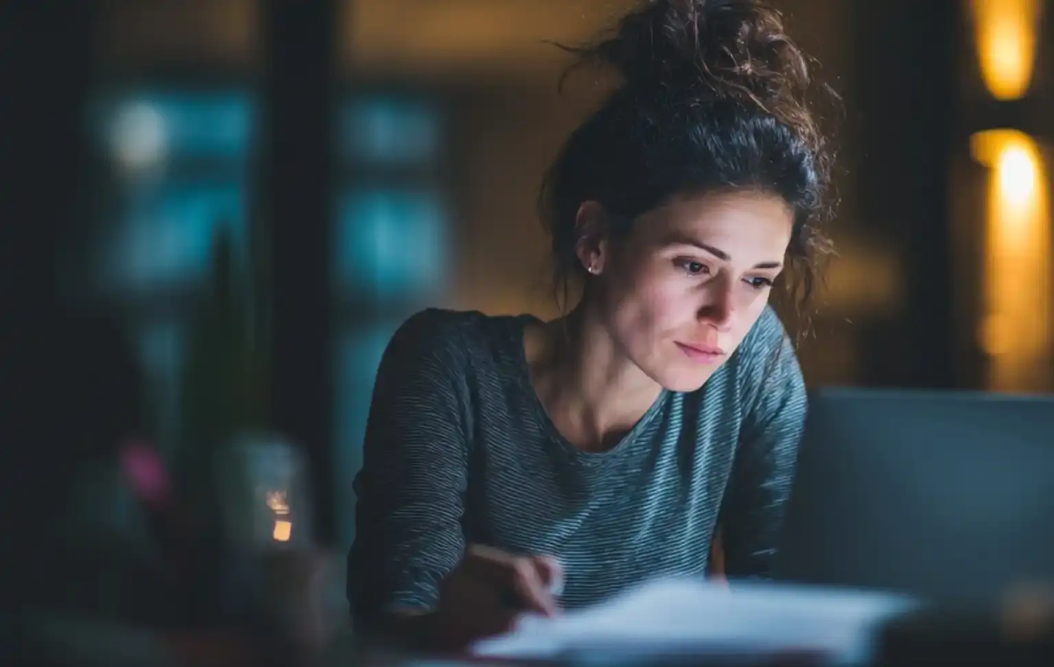 femme étudiant dans un environnement sombre