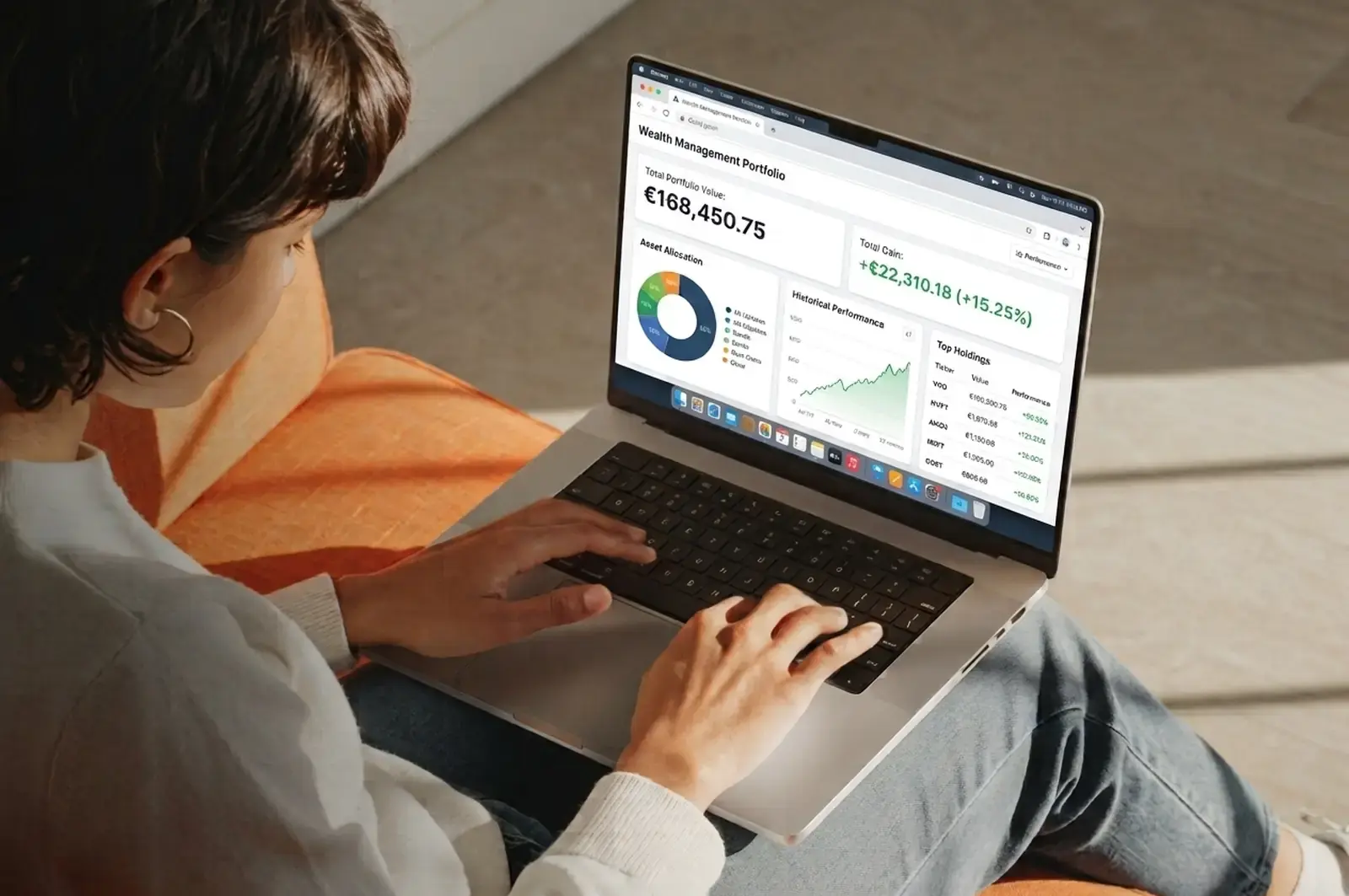 Un investisseur examinant un portefeuille d'investissement à long terme 