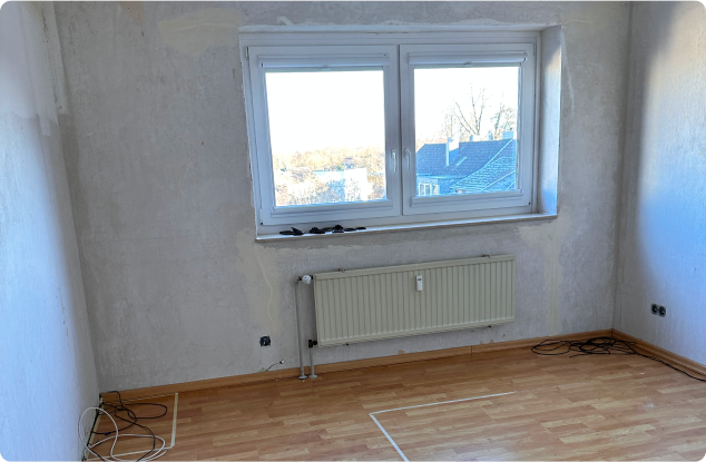 Ein Handwerker in Arbeitskleidung und Schutzhelm führt präzise Trockenbauarbeiten an einer Holzunterkonstruktion aus. Trockenbau ermöglicht eine flexible Raumaufteilung, verbesserten Schallschutz und schnelle Anpassungen an individuelle Wohnbedürfnisse. Ideal für Renovierungen, Umbauten und Neubauprojekte im Innenbereich. Effizient, sauber und vielseitig einsetzbar.