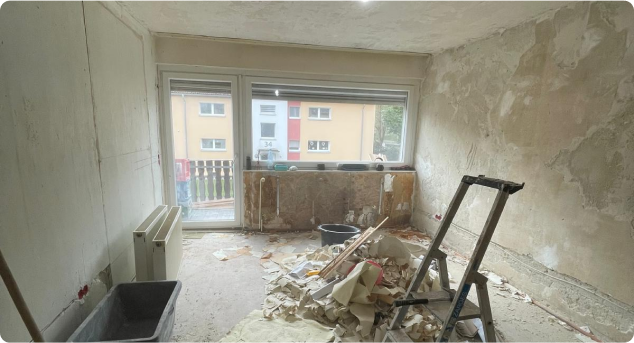 Ein Handwerker in Arbeitskleidung und Schutzhelm führt präzise Trockenbauarbeiten an einer Holzunterkonstruktion aus. Trockenbau ermöglicht eine flexible Raumaufteilung, verbesserten Schallschutz und schnelle Anpassungen an individuelle Wohnbedürfnisse. Ideal für Renovierungen, Umbauten und Neubauprojekte im Innenbereich. Effizient, sauber und vielseitig einsetzbar.