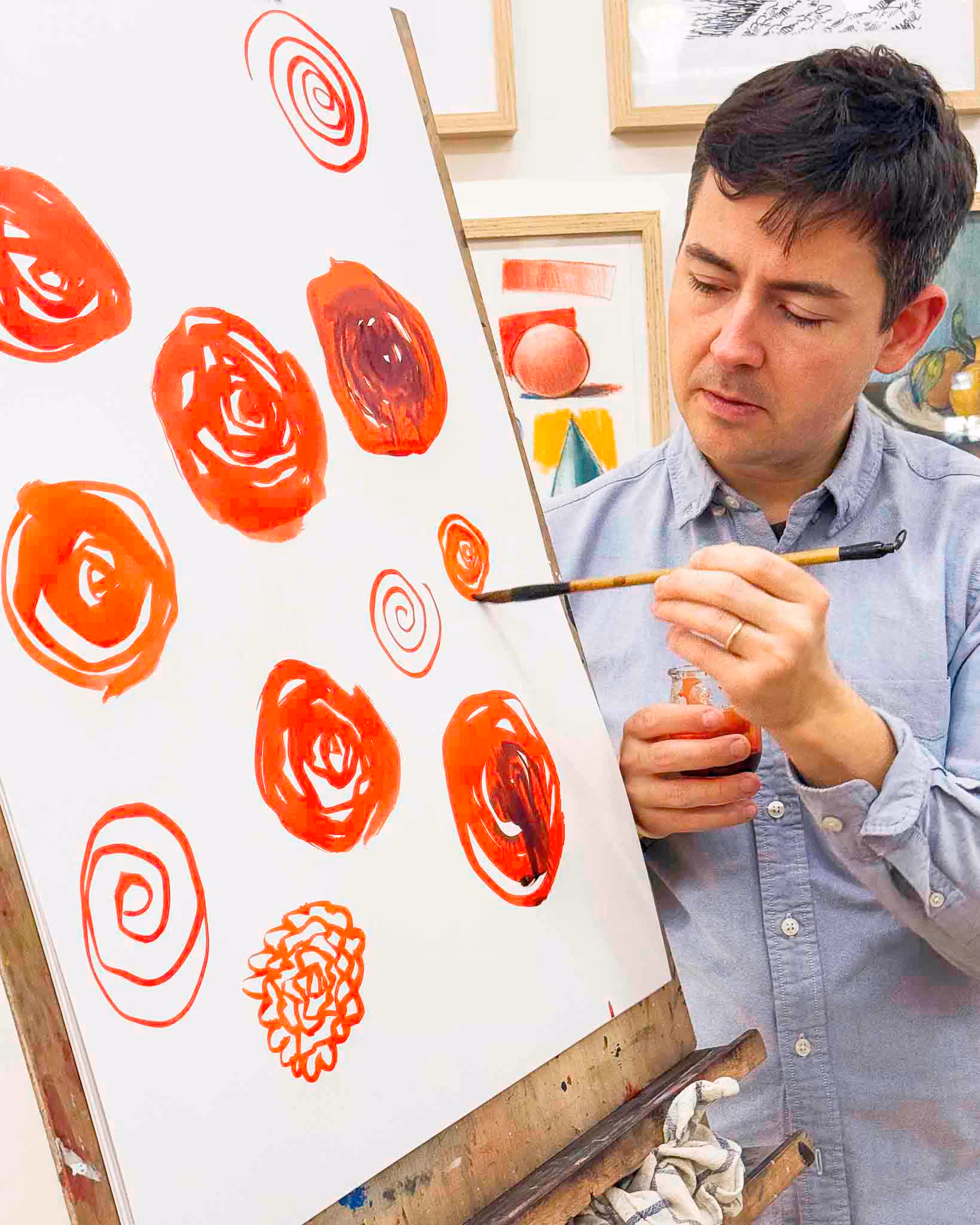 la pédagogie, le professeur montrant un geste de peinture ou de dessin