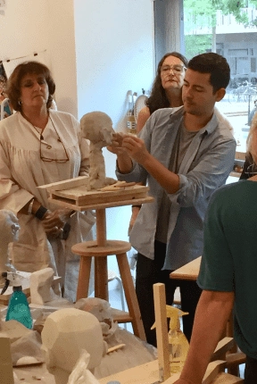 la pédagogie, le professeur montrant un geste de peinture ou de dessin
