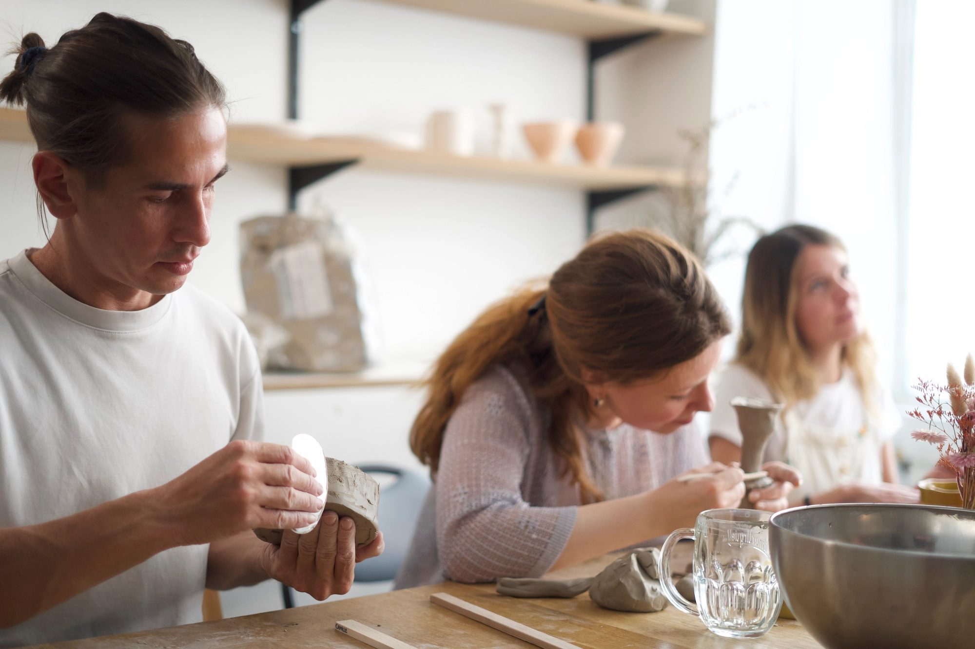 L'ambiance, une table avec des dessins et des crayons et des feutres