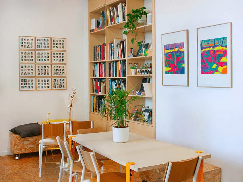 L'ambiance, une table avec des dessins et des crayons et des feutres